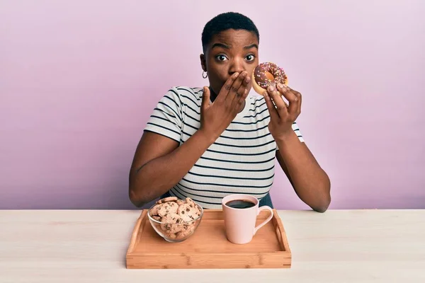 Jonge Afro Amerikaanse Vrouw Die Ontbijt Eet Met Chocolade Donut — Stockfoto