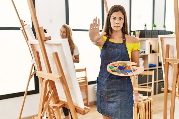 Young Hispanic Woman Art Classroom Open Hand Doing Stop Sign — Stock Photo, Image