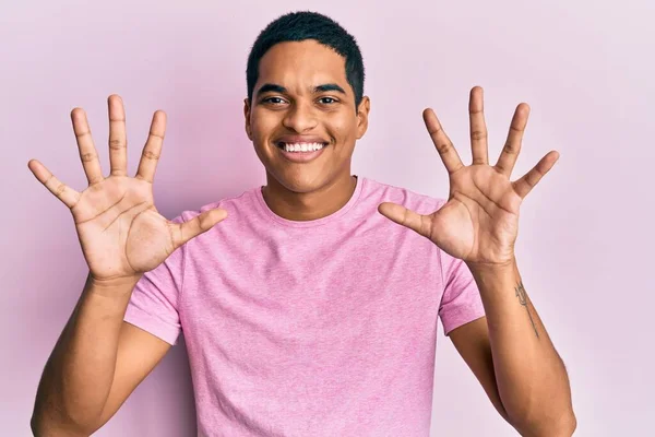 Homem Hispânico Bonito Jovem Vestindo Camisa Casual Rosa Mostrando Apontando — Fotografia de Stock