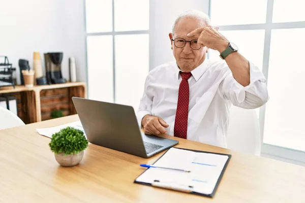 Homem Sênior Trabalhando Escritório Usando Laptop Computador Apontando Infeliz Para — Fotografia de Stock