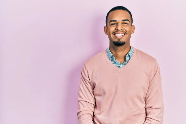 Ung Afrikansk Amerikansk Man Bär Eleganta Kläder Ser Positiv Och — Stockfoto
