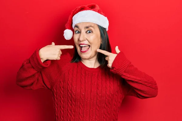 Mujer Hispana Mediana Edad Vistiendo Sombrero Navidad Sonriendo Alegre Mostrando —  Fotos de Stock