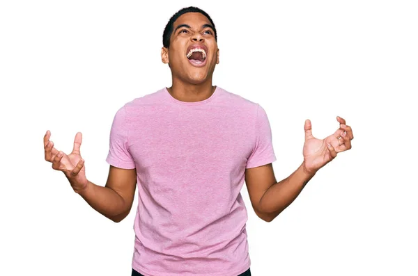 Junger Gutaussehender Hispanischer Mann Lässigem Rosa Shirt Verrückt Und Verrückt — Stockfoto