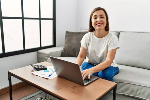 Medioevo Donna Ispanica Utilizzando Computer Portatile Facendo Finanze Nazionali Casa — Foto Stock