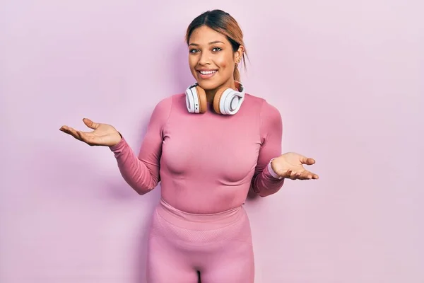 Beautiful Hispanic Woman Wearing Gym Clothes Using Headphones Smiling Cheerful — стоковое фото
