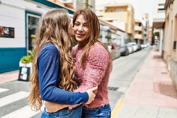 Μητέρα Και Κόρη Αγκαλιάζονται Και Φιλιούνται Στο Δρόμο — Φωτογραφία Αρχείου