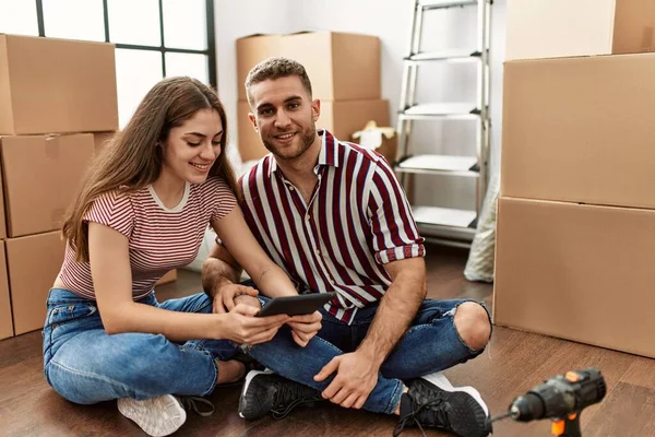 Junges Kaukasisches Paar Lächelt Glücklich Mit Smartphone Neuen Zuhause — Stockfoto