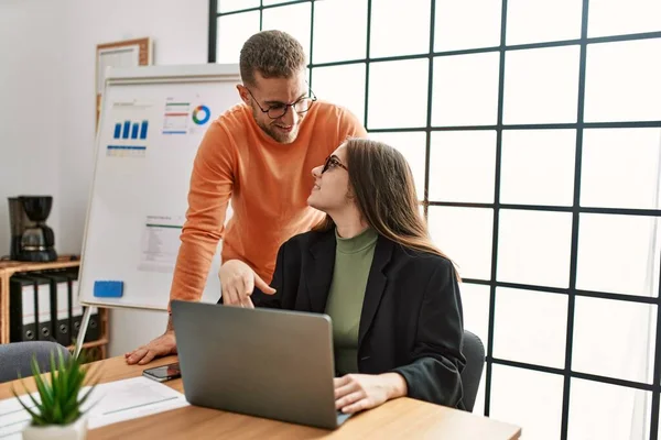 Ofiste çalışan iki beyaz iş adamı..