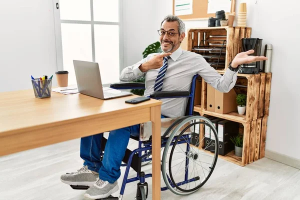 Μεσήλικας Ισπανός Που Εργάζεται Στο Γραφείο Καθισμένος Αναπηρική Καρέκλα Έκπληκτος — Φωτογραφία Αρχείου