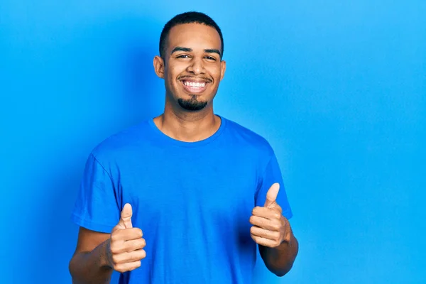 Giovane Uomo Afroamericano Indossa Casual Blu Shirt Segno Successo Facendo — Foto Stock