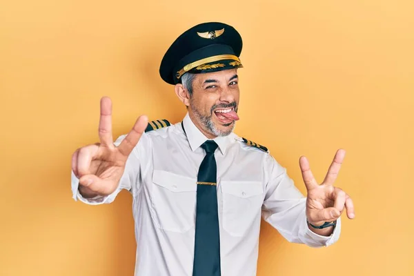 비행기 조종사 복장을 점잖은 남자가 손가락으로 승리의 표시를 자랑하며 — 스톡 사진