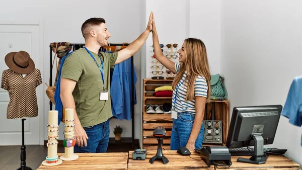 Zwei Hispanische Ladenbesitzer Lächeln Glücklich Hoch Fünf Bekleidungsgeschäft — Stockfoto