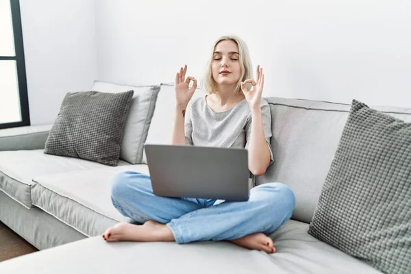 Genç Beyaz Kadın Evinde Dizüstü Bilgisayar Kullanıyor Kanepede Oturuyor Gözleri — Stok fotoğraf