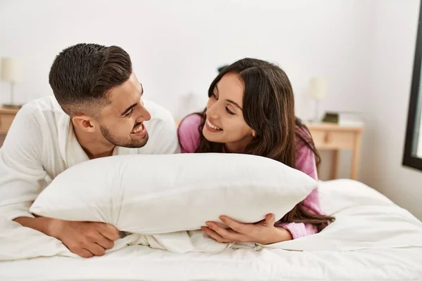 Joven Pareja Hispana Sonriendo Feliz Acostada Cama Casa — Foto de Stock