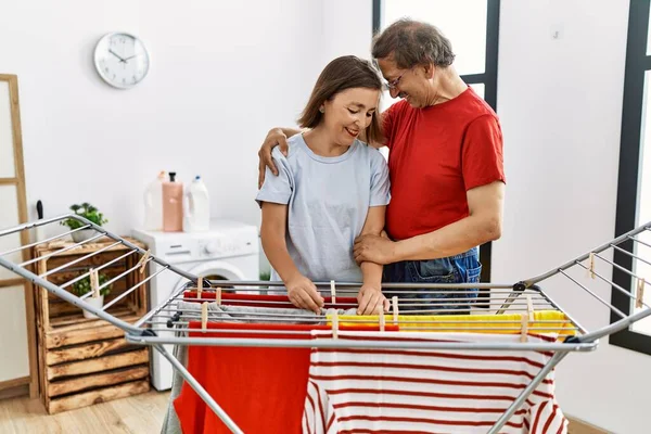 Medelålders Man Och Kvinna Par Kramar Och Hänger Kläder Klädstreck — Stockfoto