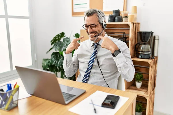 Middle Age Hispanic Business Man Working Office Wearing Operator Headset — ストック写真