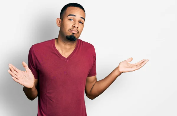 Joven Hombre Afroamericano Vistiendo Camiseta Casual Despistado Confundido Con Los — Foto de Stock