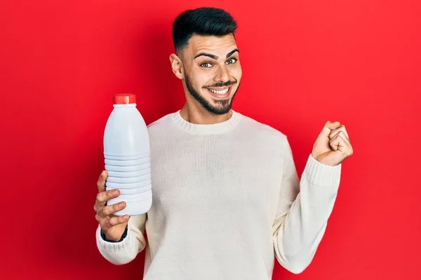 Jonge Spaanse Man Met Baard Met Liter Fles Melk Schreeuwend — Stockfoto
