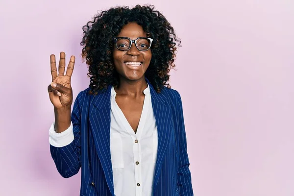 Молода Афроамериканська Жінка Діловому Одязі Окулярах Показує Вказує Вгору Пальцями — стокове фото
