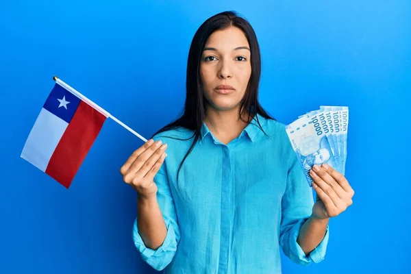 Молодая Латиноамериканка Флагом Чилийского Цвета Чилийскими Песо Банкнотами Расслабилась Серьезным — стоковое фото