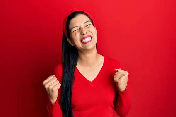 Jeune Femme Latine Portant Des Vêtements Décontractés Célébrant Surpris Étonnés — Photo