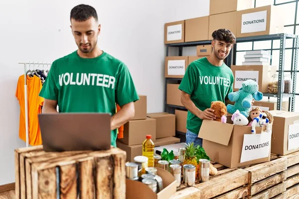 Jonge Spaanse Vrijwilligers Die Laptop Gebruiken Bij Een Liefdadigheidscentrum — Stockfoto