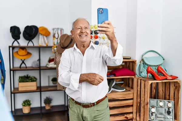 Seniorenkunde Macht Selfie Mit Dem Smartphone Bekleidungsgeschäft — Stockfoto