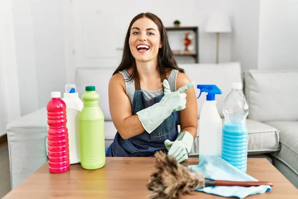 Young Brunette Woman Wearing Cleaner Apron Gloves Cleaning Home Cheerful — Stock Photo, Image