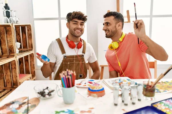 Dwóch Hiszpanów Uśmiecha Się Pewnie Pokazując Pomalowane Dłonie Pracowni Artystycznej — Zdjęcie stockowe