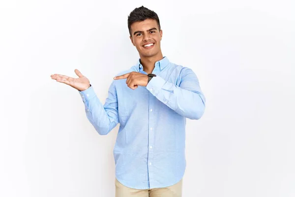 Jonge Spaanse Man Draagt Business Shirt Staan Geïsoleerde Achtergrond Verbaasd — Stockfoto