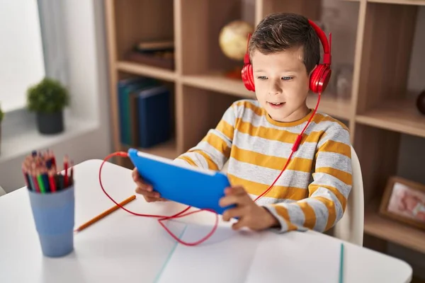 Sarışın Çocuk Evde Akıllı Telefon Kullanarak Video Oyunu Oynuyor — Stok fotoğraf