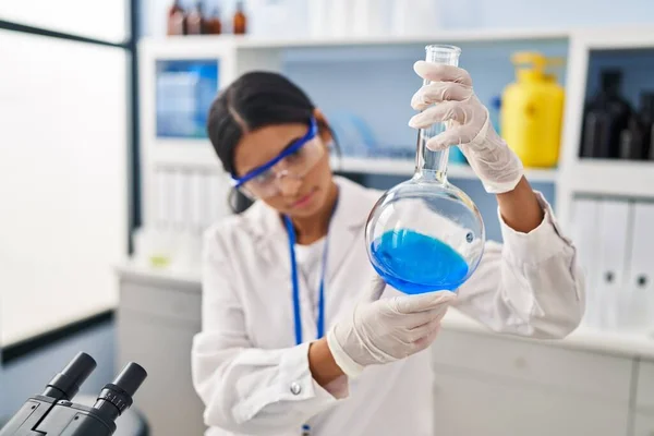 Junge Lateinamerikanische Frau Wissenschaftleruniform Hält Reagenzglas Labor — Stockfoto