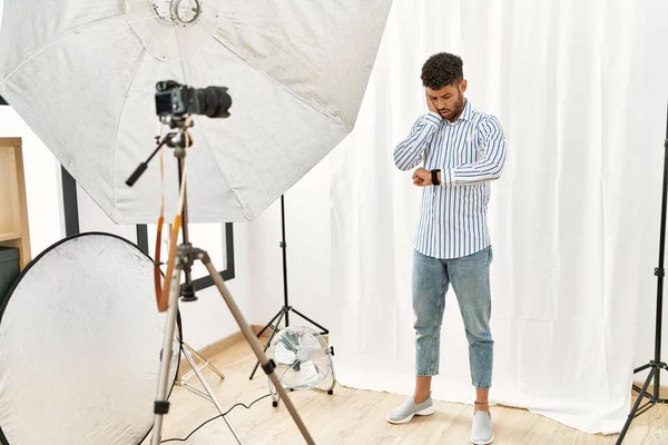 Arabische Jongeman Doet Zich Voor Als Model Fotostudio Kijkend Naar — Stockfoto