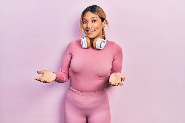 Beautiful Hispanic Woman Wearing Gym Clothes Using Headphones Smiling Cheerful — стоковое фото