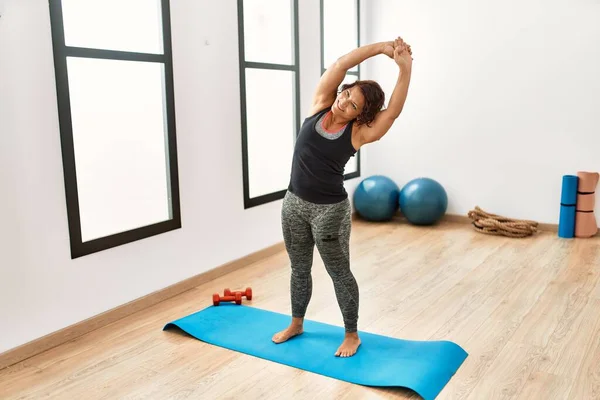 Middle Age Hispanic Sporty Woman Smiling Happy Stretching Sport Center — Stock Photo, Image