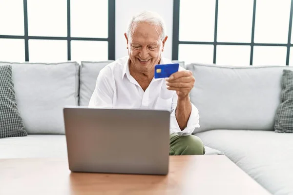 Старший Чоловік Використовуючи Ноутбук Кредитну Картку Сидить Дивані Вдома — стокове фото