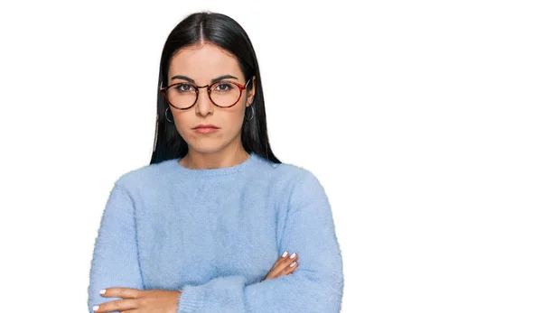 Mladá Hispánka Neformálním Oblečení Brýlích Skeptická Nervózní Nesouhlasící Výraz Tváři — Stock fotografie