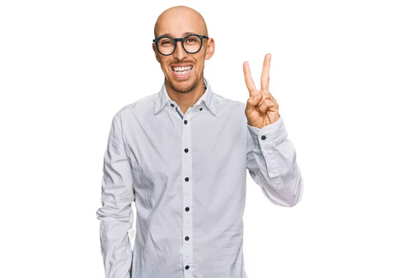 自信と幸せ笑顔ながら ビジネスシャツと眼鏡を着て髭を生やして男は指の数2を示すと指摘します — ストック写真