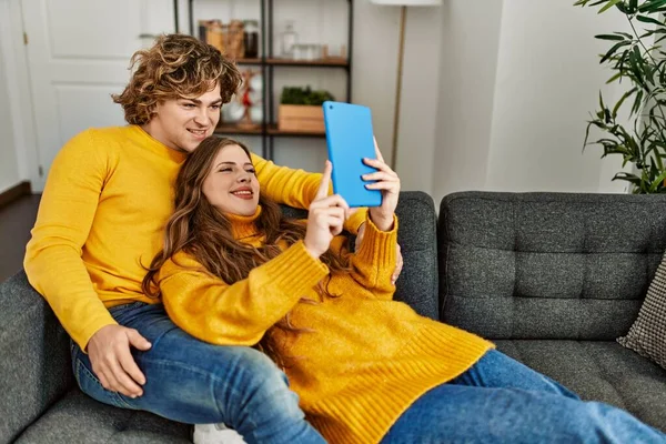 Junge Kaukasische Paar Mit Touchpad Umarmen Einander Hause — Stockfoto