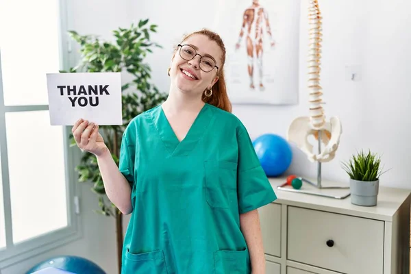 Mladý Ryšavý Fyzioterapeut Žena Pracující Bolesti Zotavení Klinika Držení Děkuji — Stock fotografie