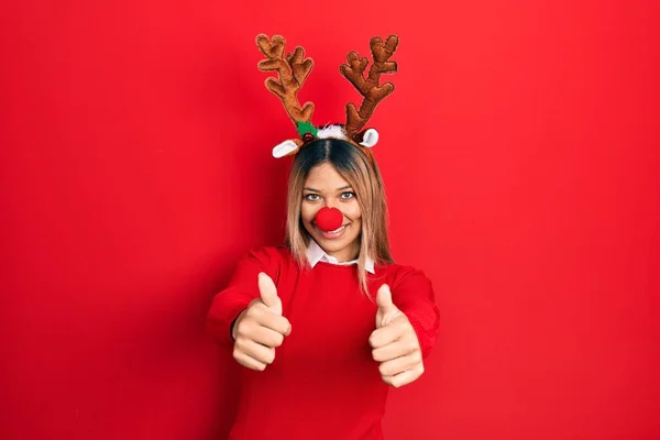 Beautiful Hispanic Woman Wearing Deer Christmas Hat Red Nose Approving — 스톡 사진