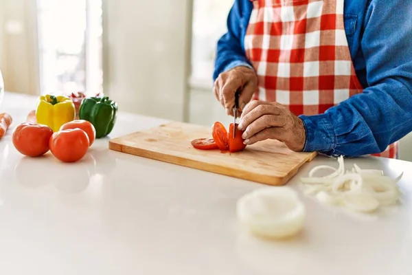 Homem Sênior Cortando Tomate Cozinha — Fotografia de Stock