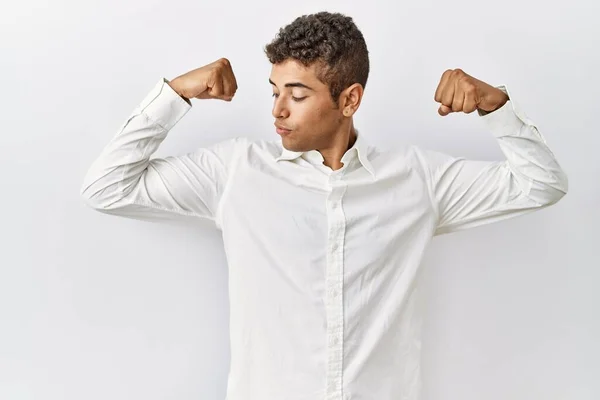 Homem Hispânico Bonito Jovem Sobre Fundo Isolado Mostrando Músculos Braços — Fotografia de Stock