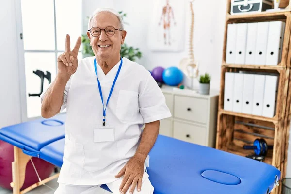 Senior Sjukgymnast Man Som Arbetar Smärta Återhämtning Kliniken Visar Och — Stockfoto