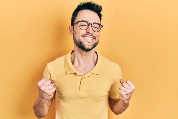 Ung Latinamerikan Man Bär Casual Kläder Och Glasögon Glada För — Stockfoto