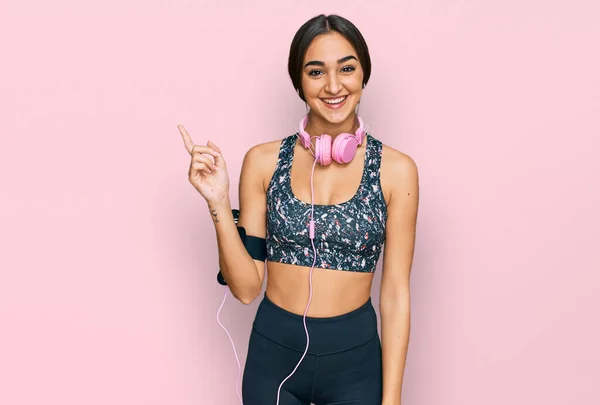 Beautiful Brunette Woman Wearing Gym Clothes Using Headphones Big Smile — 스톡 사진