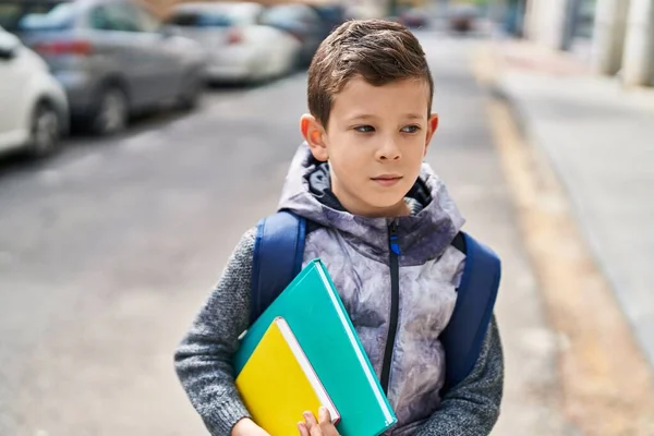 Blond Kind Student Houdt Boeken Staande Straat — Stockfoto