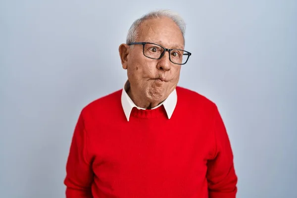 Uomo Anziano Con Capelli Grigi Piedi Sfondo Isolato Rendendo Faccia — Foto Stock