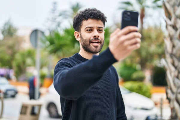 Joven Árabe Sonriendo Confiado Teniendo Videollamada Calle —  Fotos de Stock