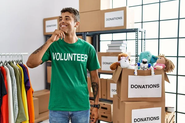 Young Handsome Hispanic Man Wearing Volunteer Shirt Donations Stand Looking — Stockfoto